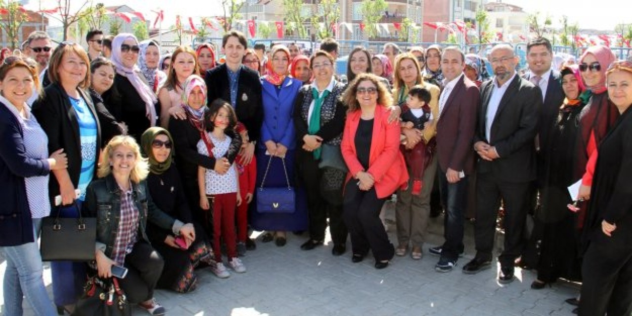 YÜZÜMÜZDEKİ TEBESSÜMDÜR ANNELER