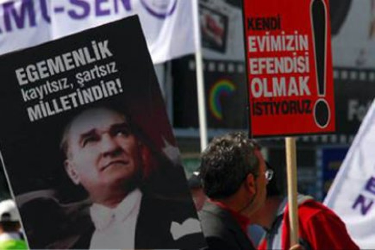 Mitinge binlerce kişi katıldı