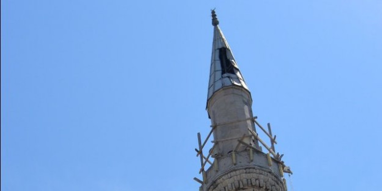 Mimarsinan Camiinin minaresi onarılıyor