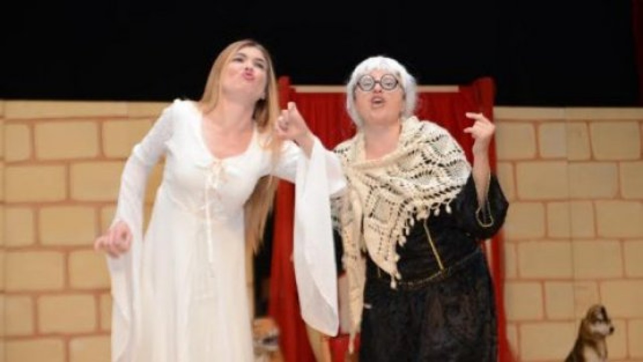 Hamleti işaret dili ile oynadılar