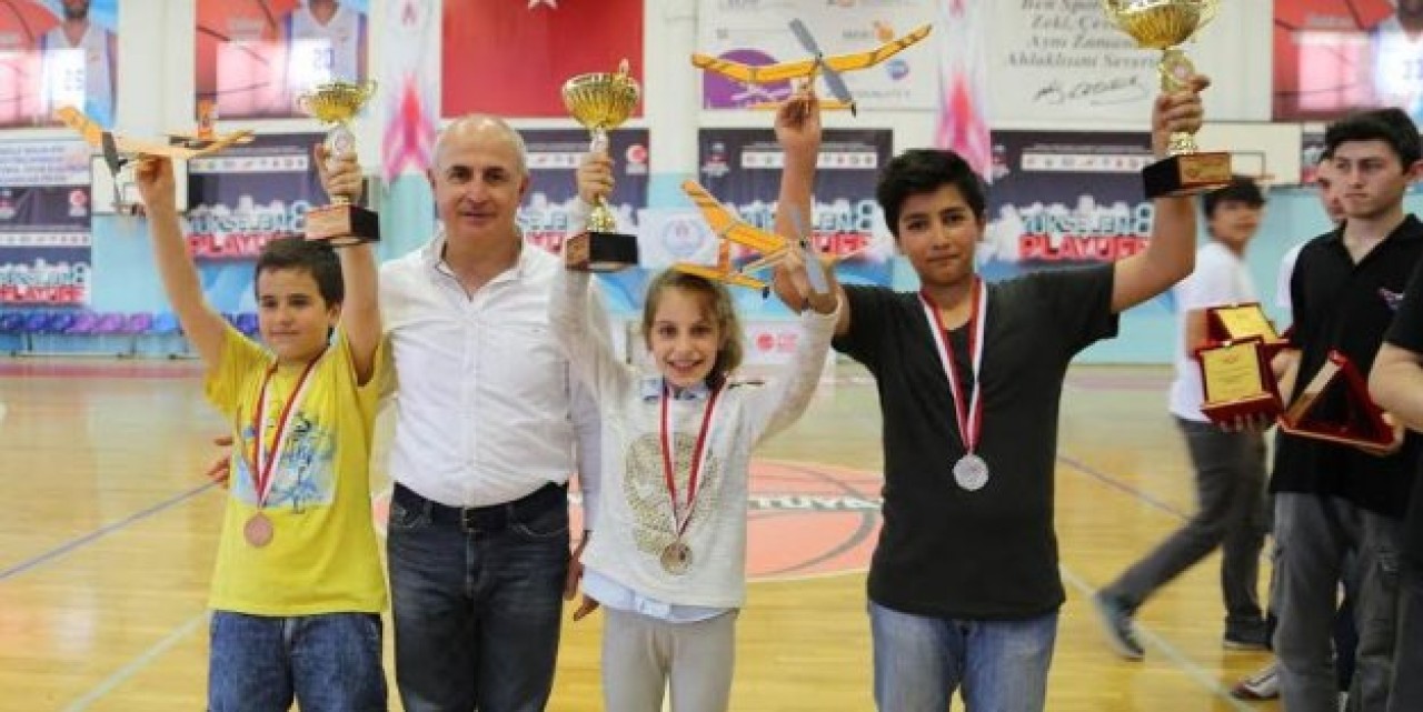 Model uçaklar Büyükçekmecede yarıştı