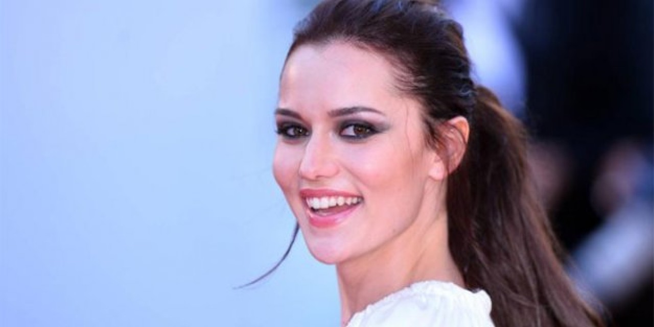 Fahriye Evcen Cannesda göz doldurdu