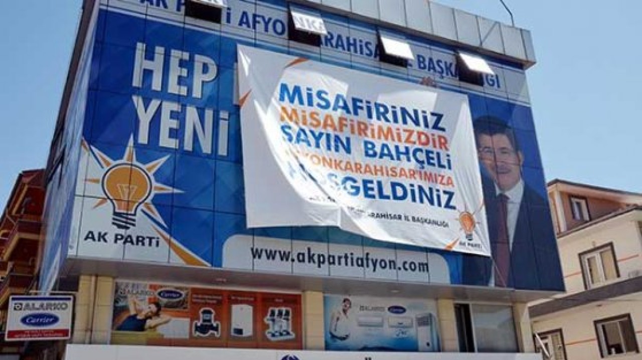 AK Partiden Bahçeliye jest