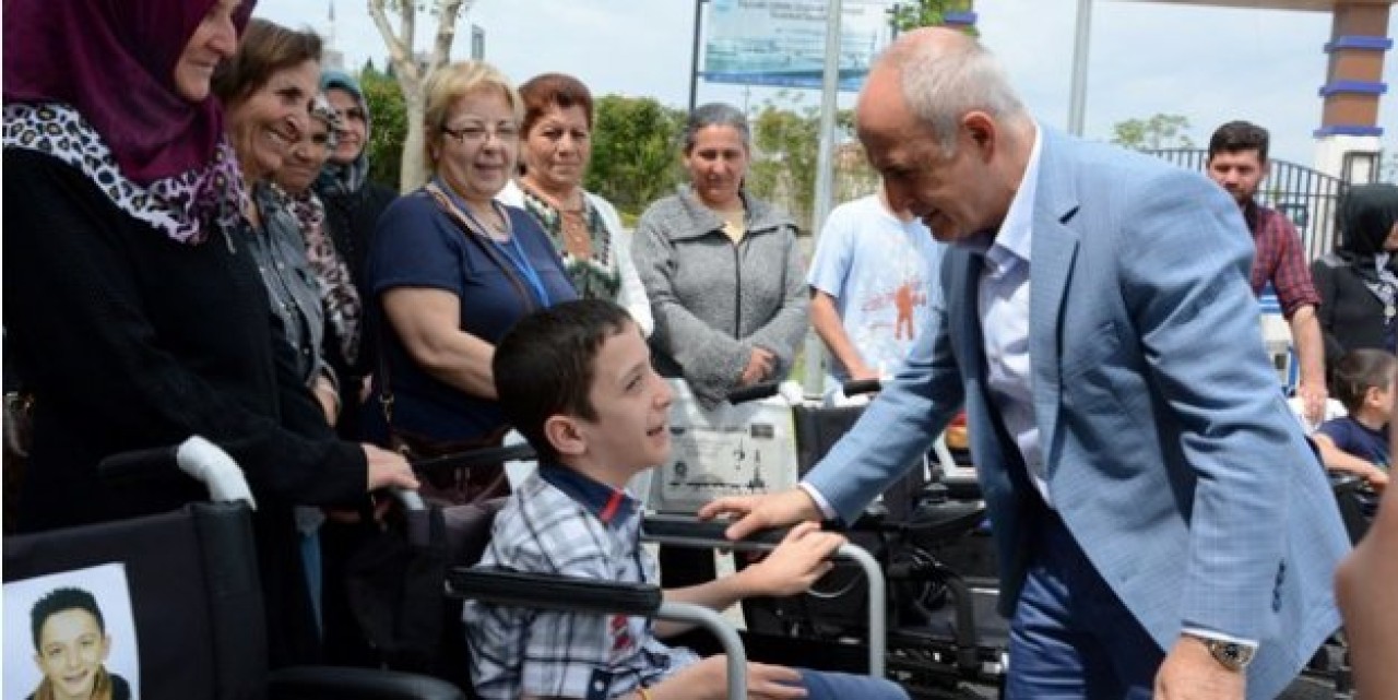 Akgün’den engelli vatandaşlara tekerlekli sandalye