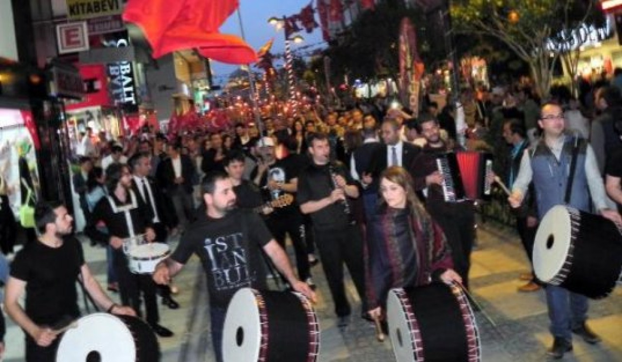 Avcılarda 2 ayrı fener alayı kuruldu