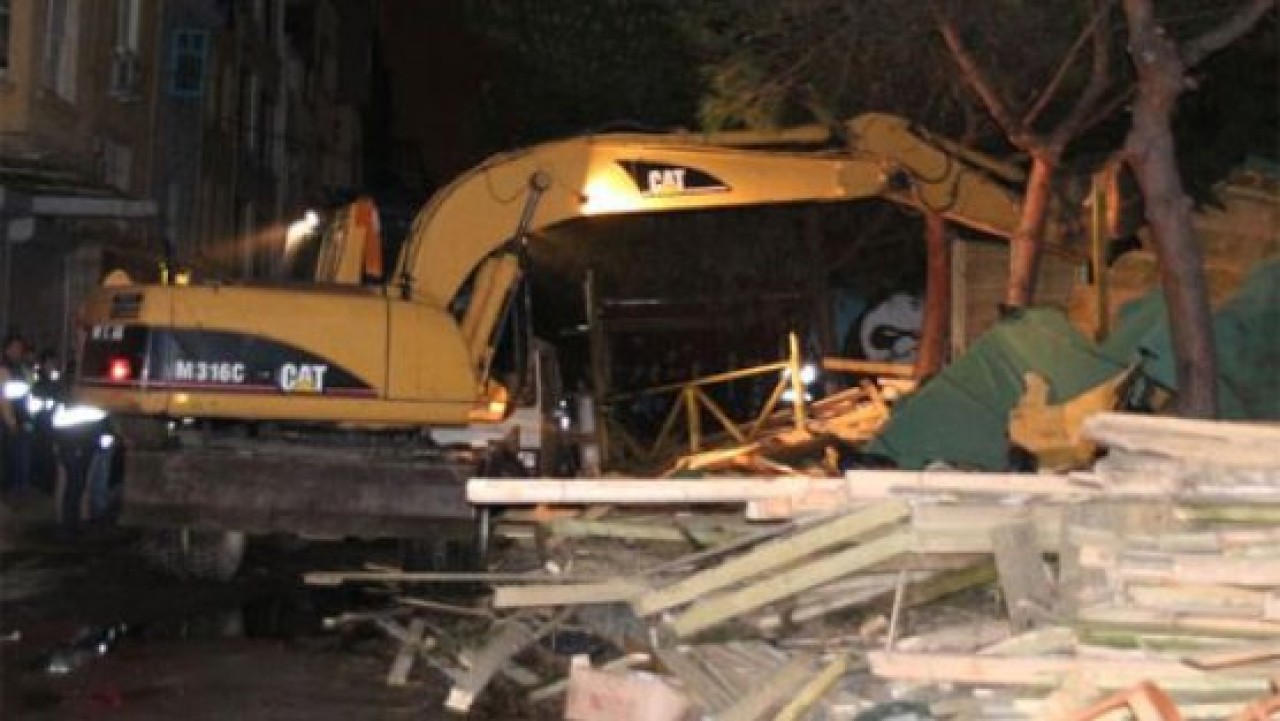 Beyoğlunda sabaha karşı yıkım operasyonu