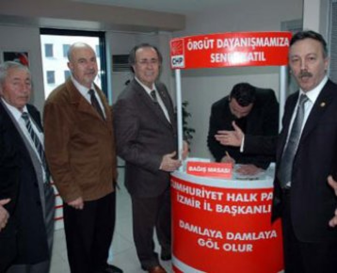 CHP'nin bağış standına 150 bin lira