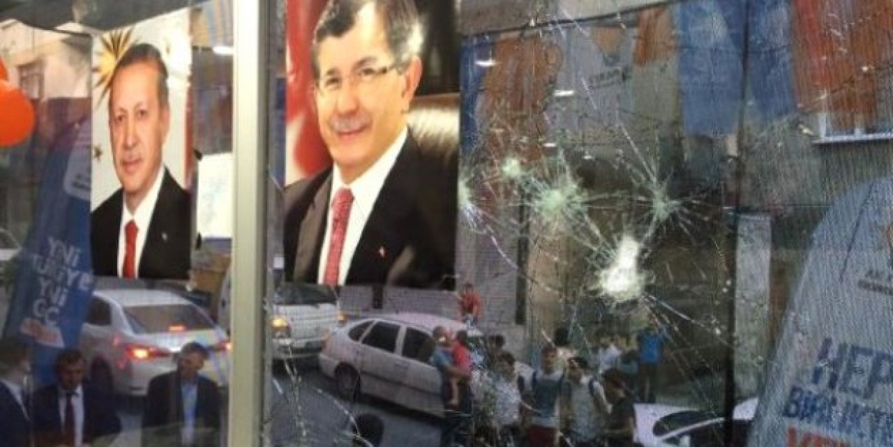 Küçükçekmecede AK Parti Seçim İrtibat Bürosuna Taşlı Saldırı