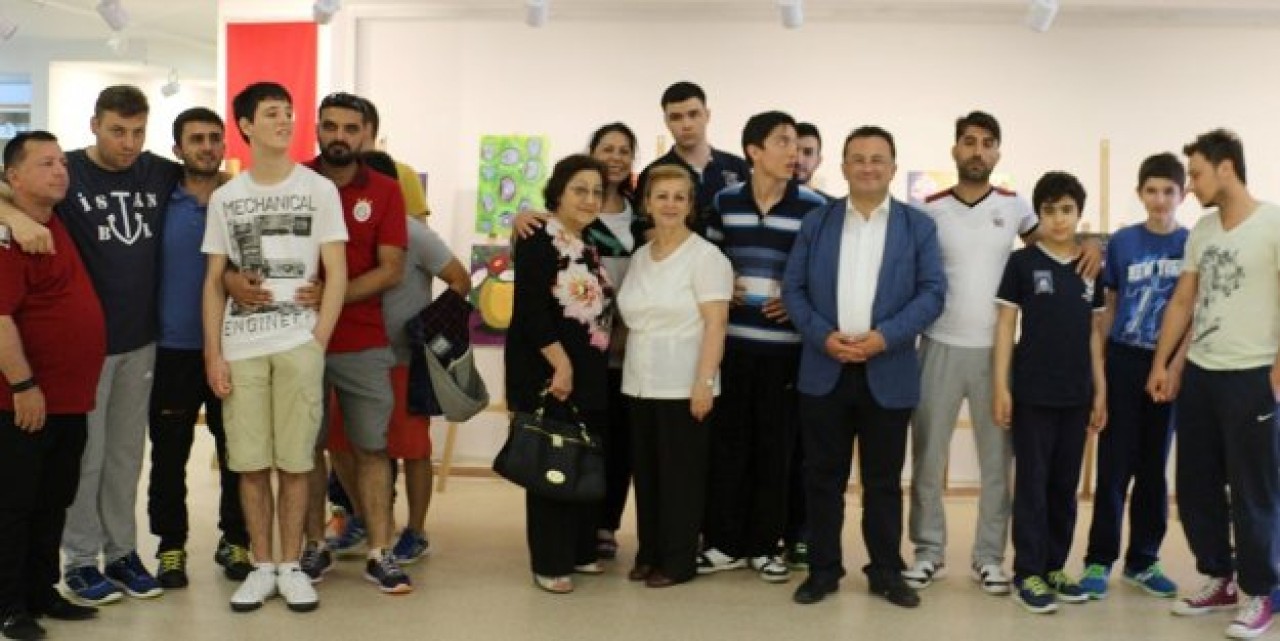 Otizmli Çağın ilk sergisini Büyükçekmecede açtı