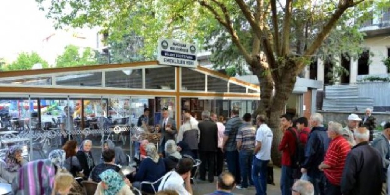 Her Sabah 250 Emekliye Ücretsiz Çay ve Simitli Kahvaltı