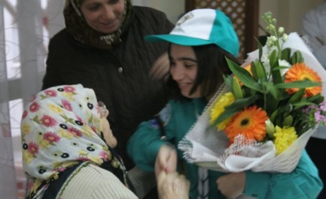 Gökkuşağı İzcileri Şevkat Huzurevinde...