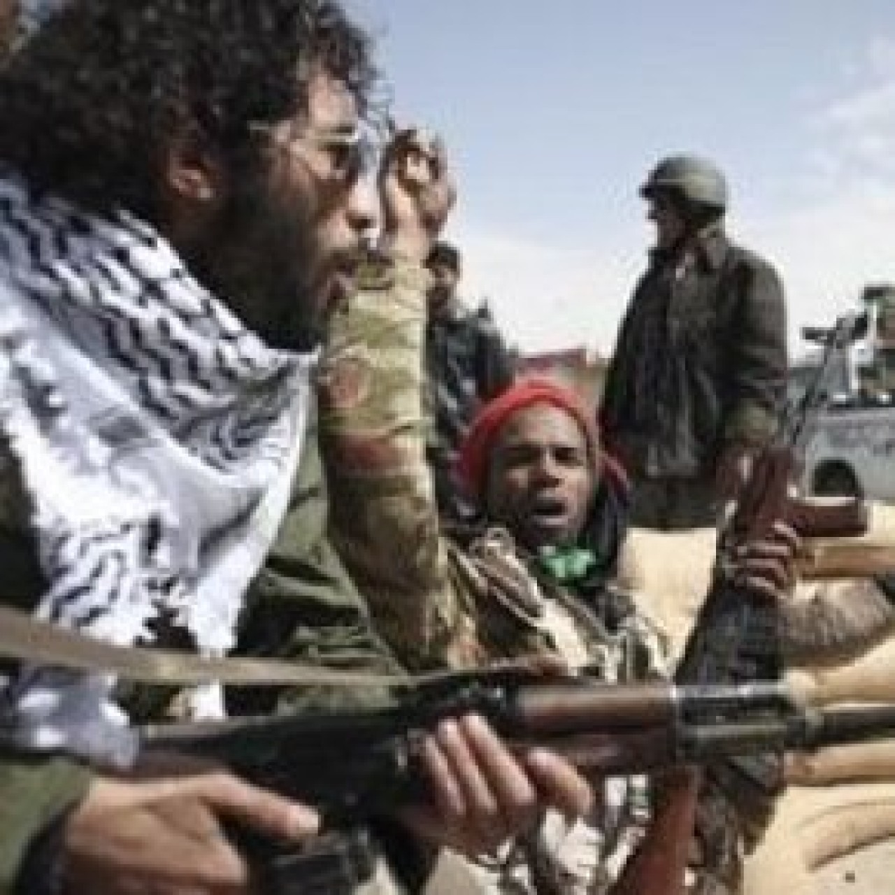 'Kaddafi güçleri Zaviye'de önüne geleni vuruyor'