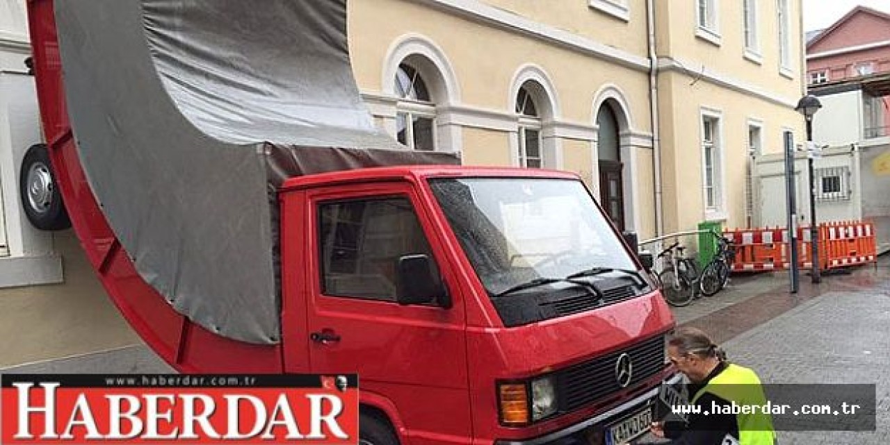 Trafik Polisi Kamyonun Heykel Olduğunu Anlamadı, Ceza Kesti