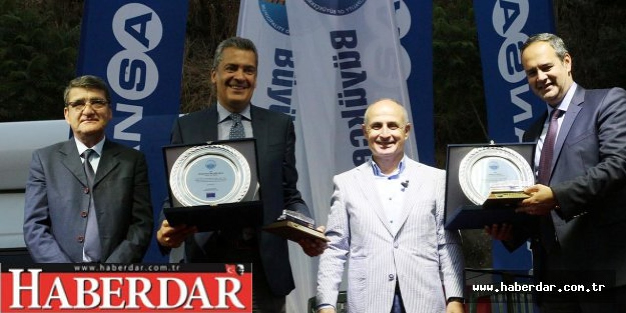 Akgün’den AKÇANSA’ya plaket