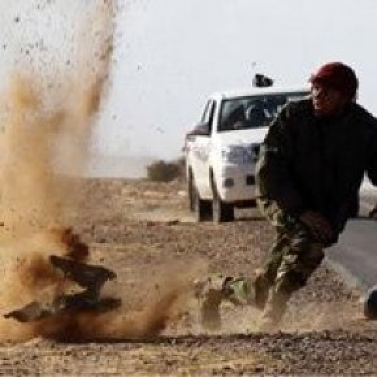 Kaddafi kaybettiği kentleri tek tek geri alıyor