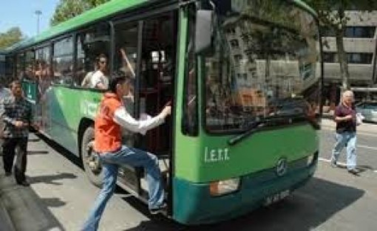 Otobüse binenlere doğum günü sürprizi