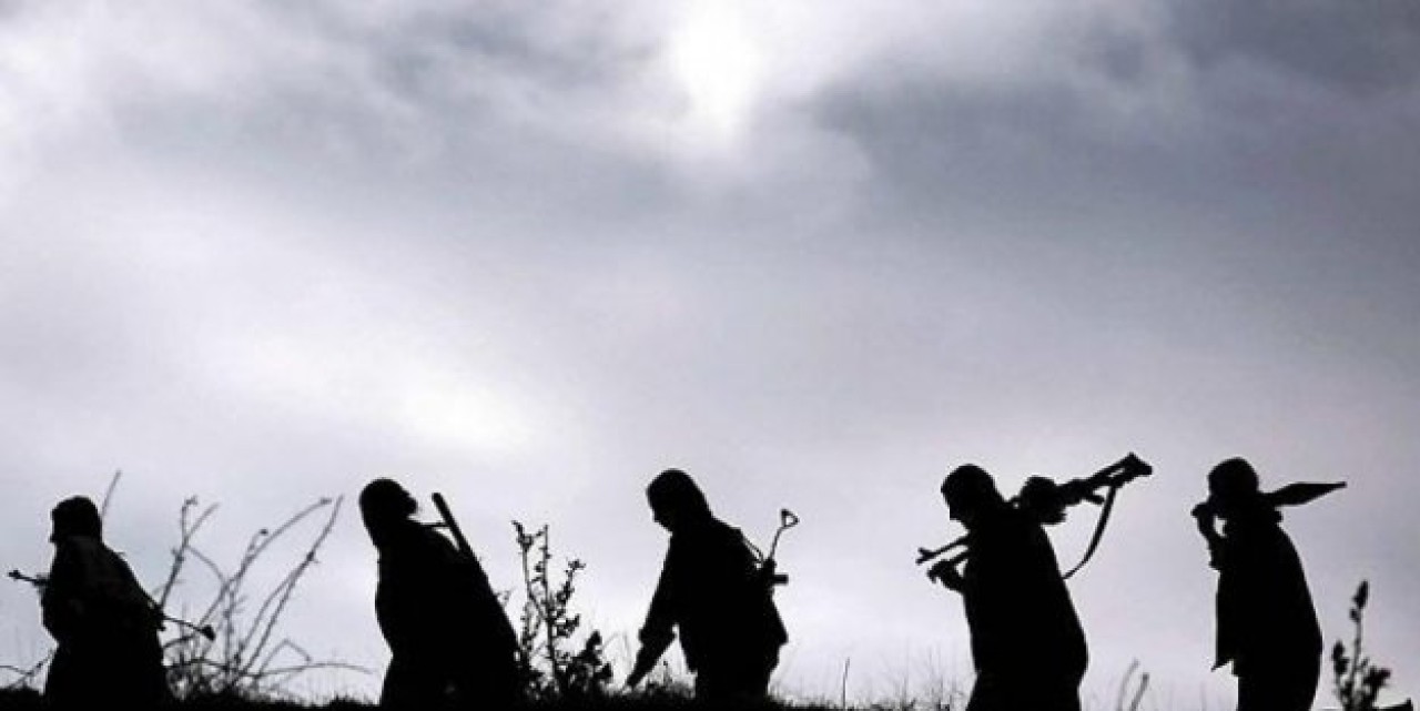 Teröristler sivil araçlara ateş açtı