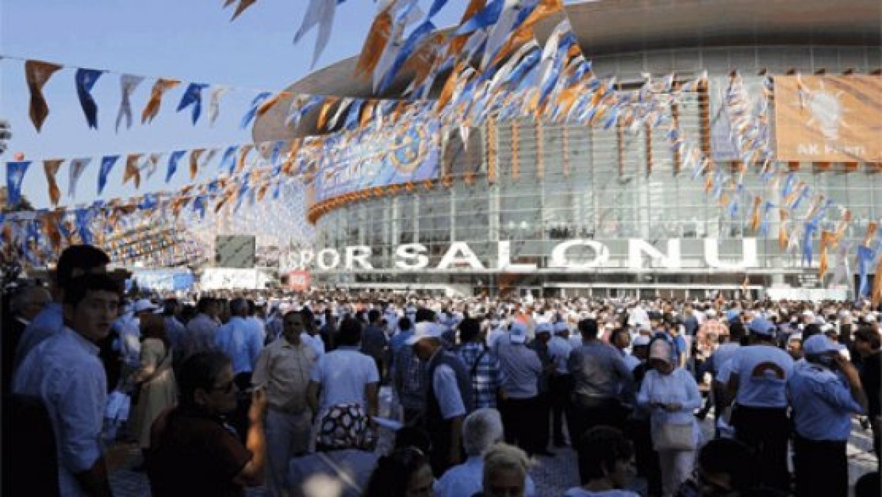 AKP kongresi için binlerce kişi Arenada