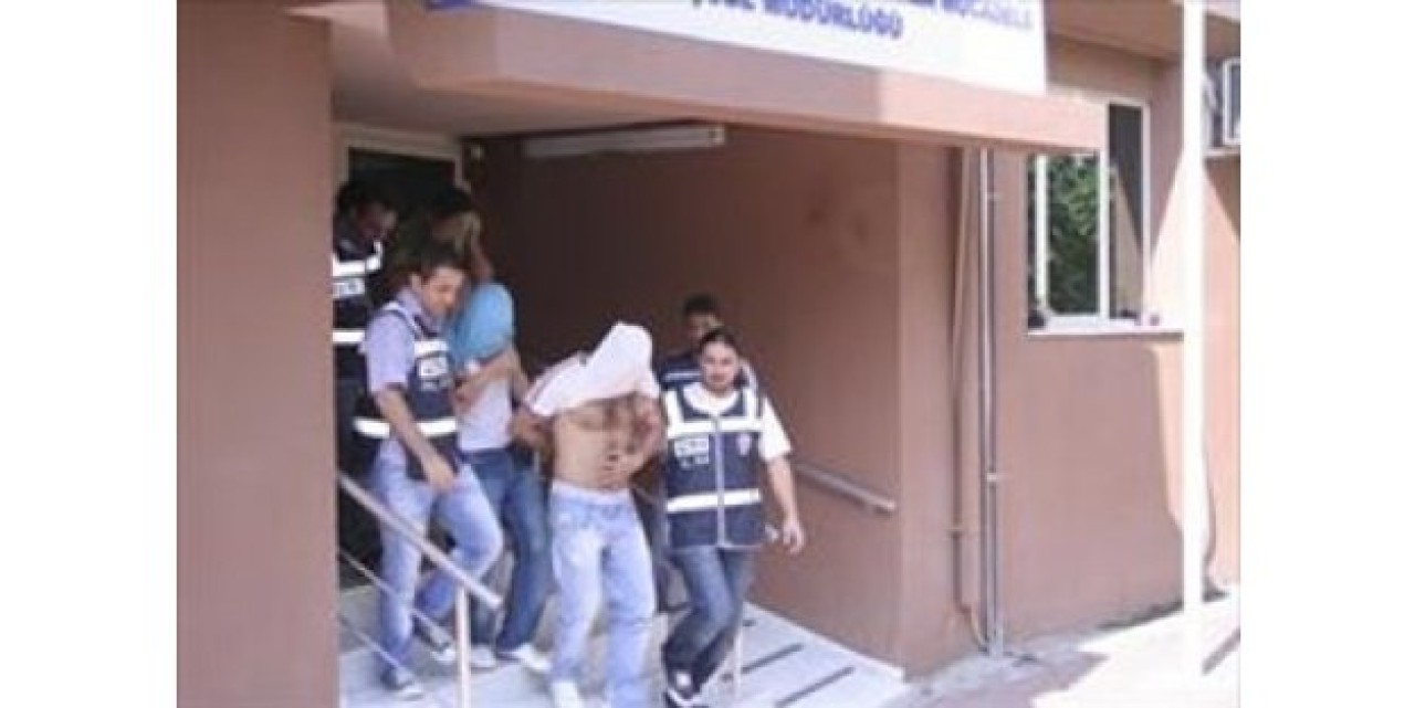 Esenyurtta, &quot;sahte içki imalatı&quot; iddiasıyla gözaltına alınan 2 kişi tutuklandı.