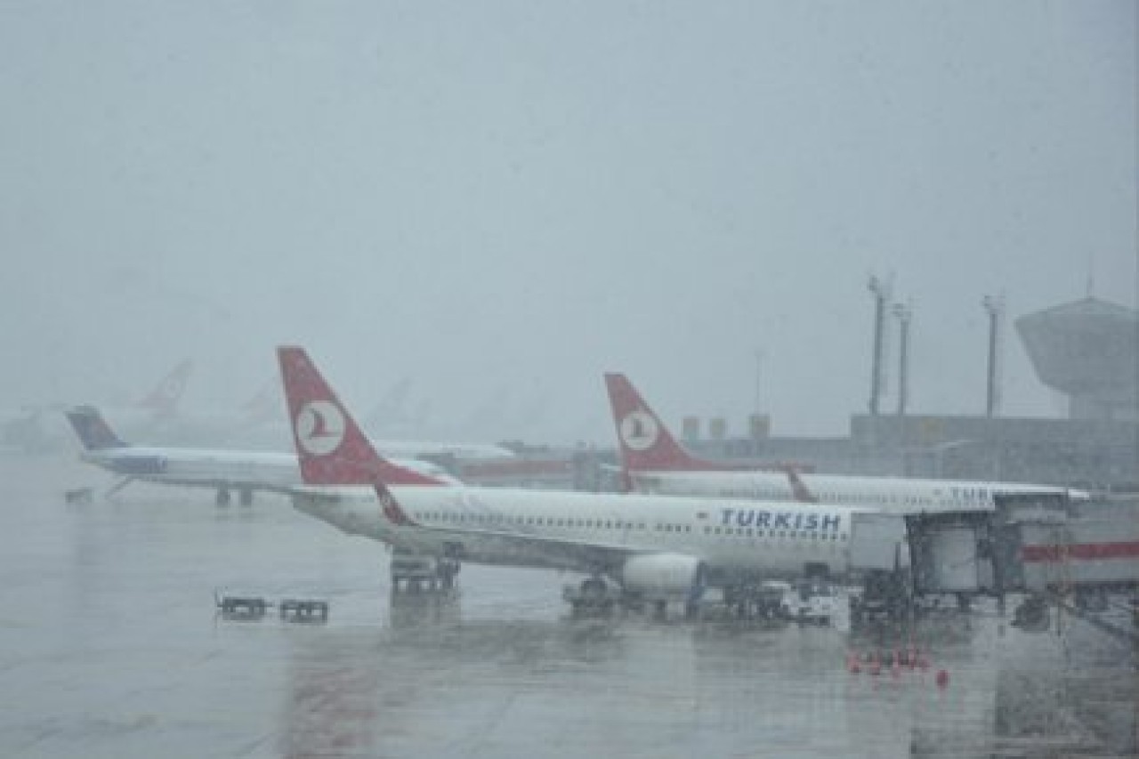 Uçaklara 'De-Icing' uygulanıyor