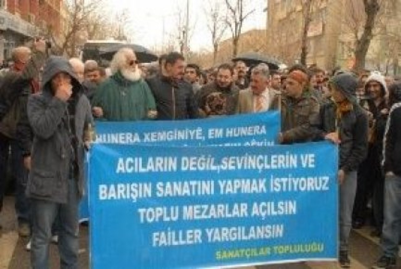 Aydınlardan toplu mezar eylemi