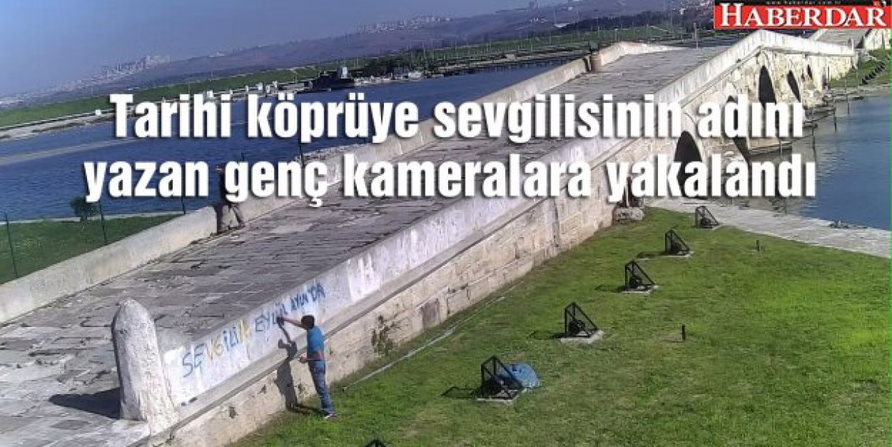 Tarihi köprüye sevgilisinin adını yazan genç kameralara yakalandı