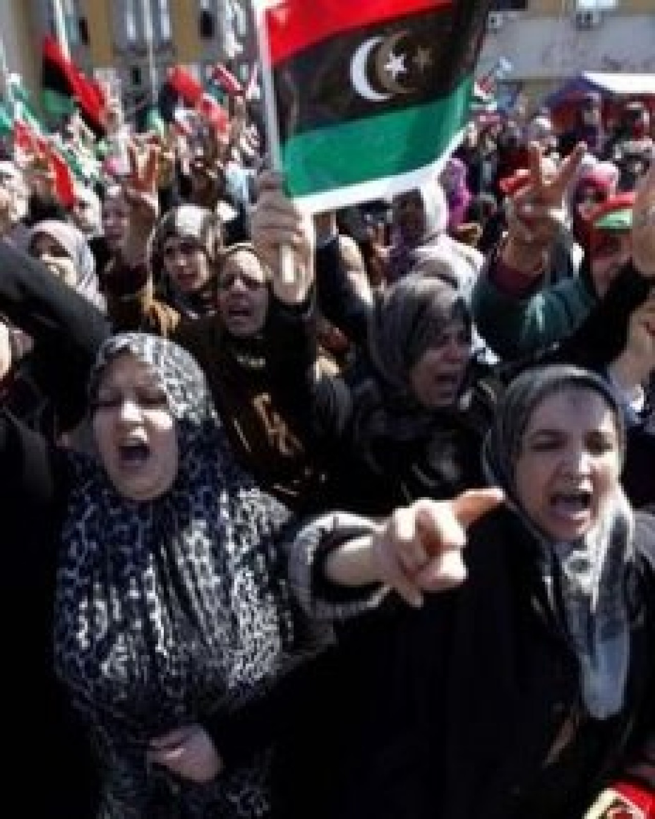 Muhalifler Bingazi'de Kaddafi'ye meydan okudu