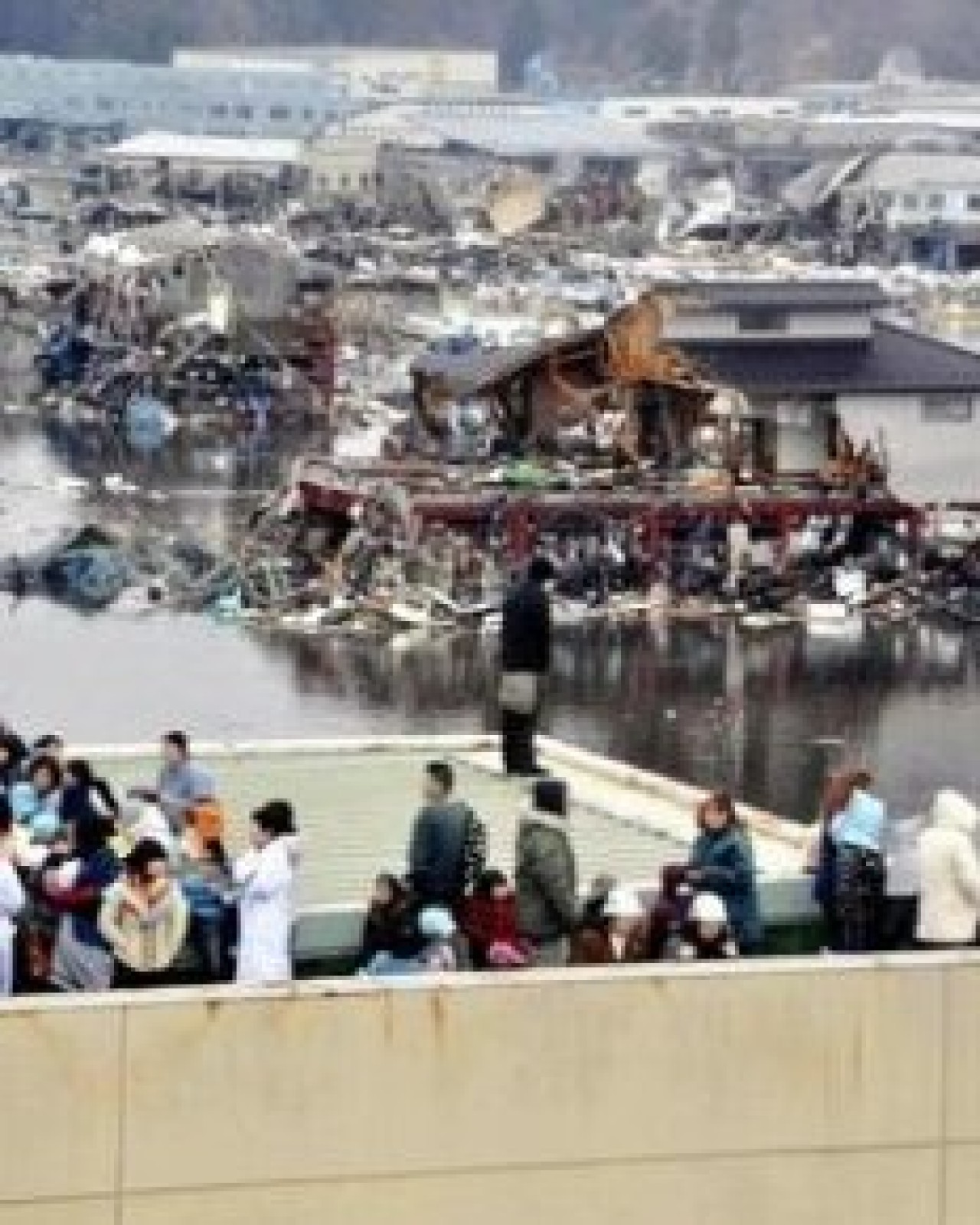 Halk çatılara koştu