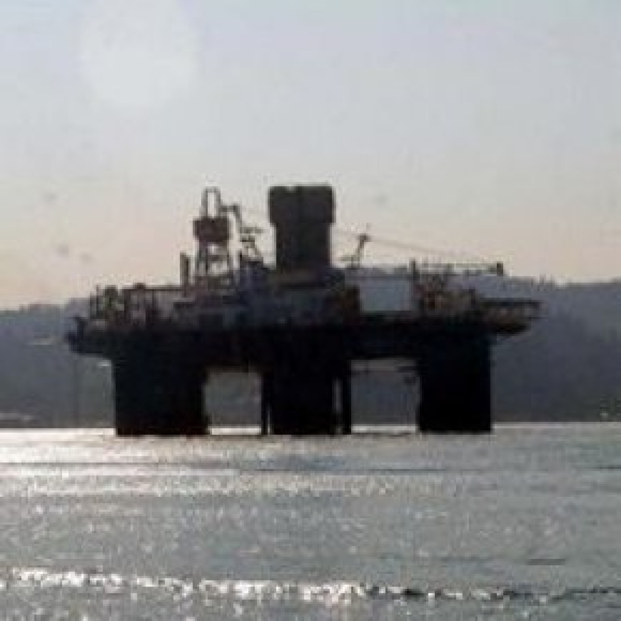 Dev platform İstanbul Boğazı'ndan geçti