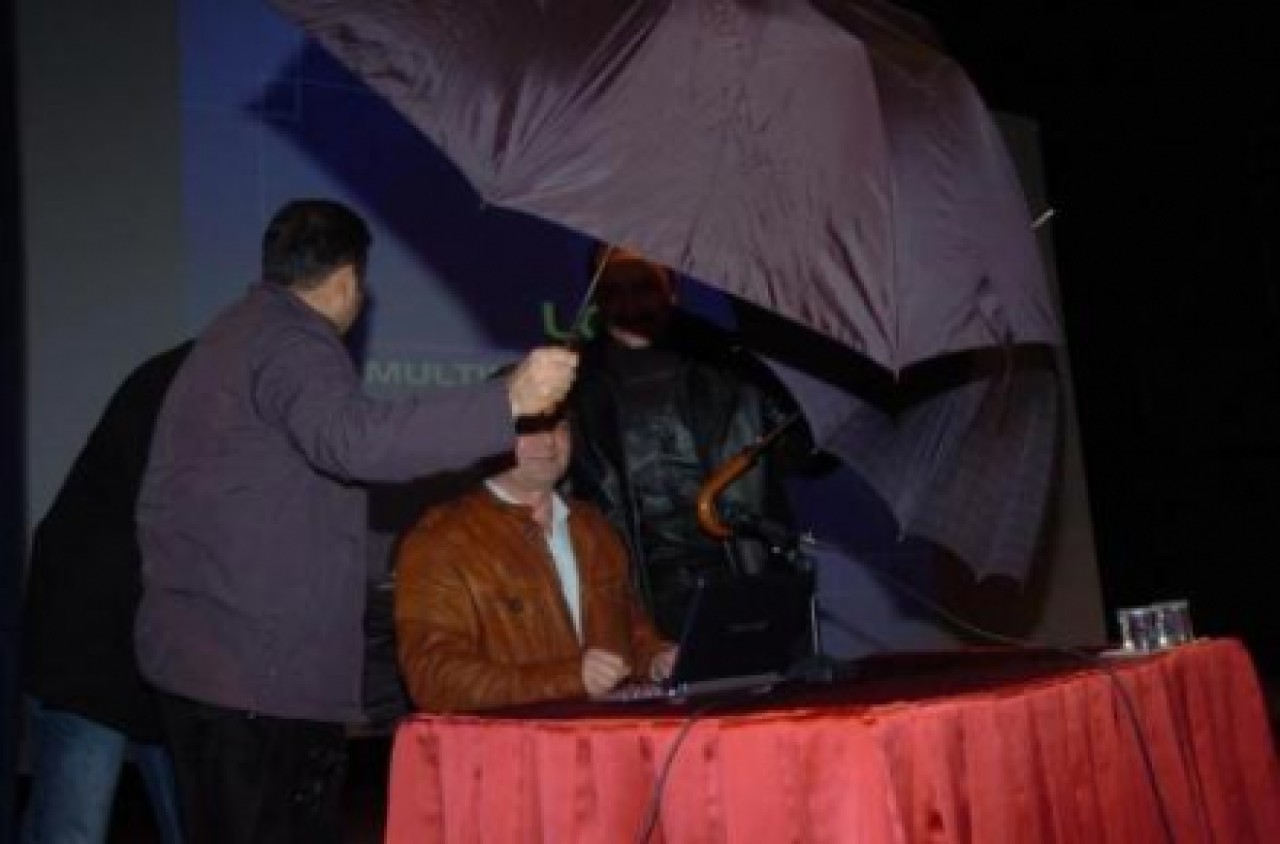 Mümtazer Türköne’ye yumurta atan öğrencilere dayak