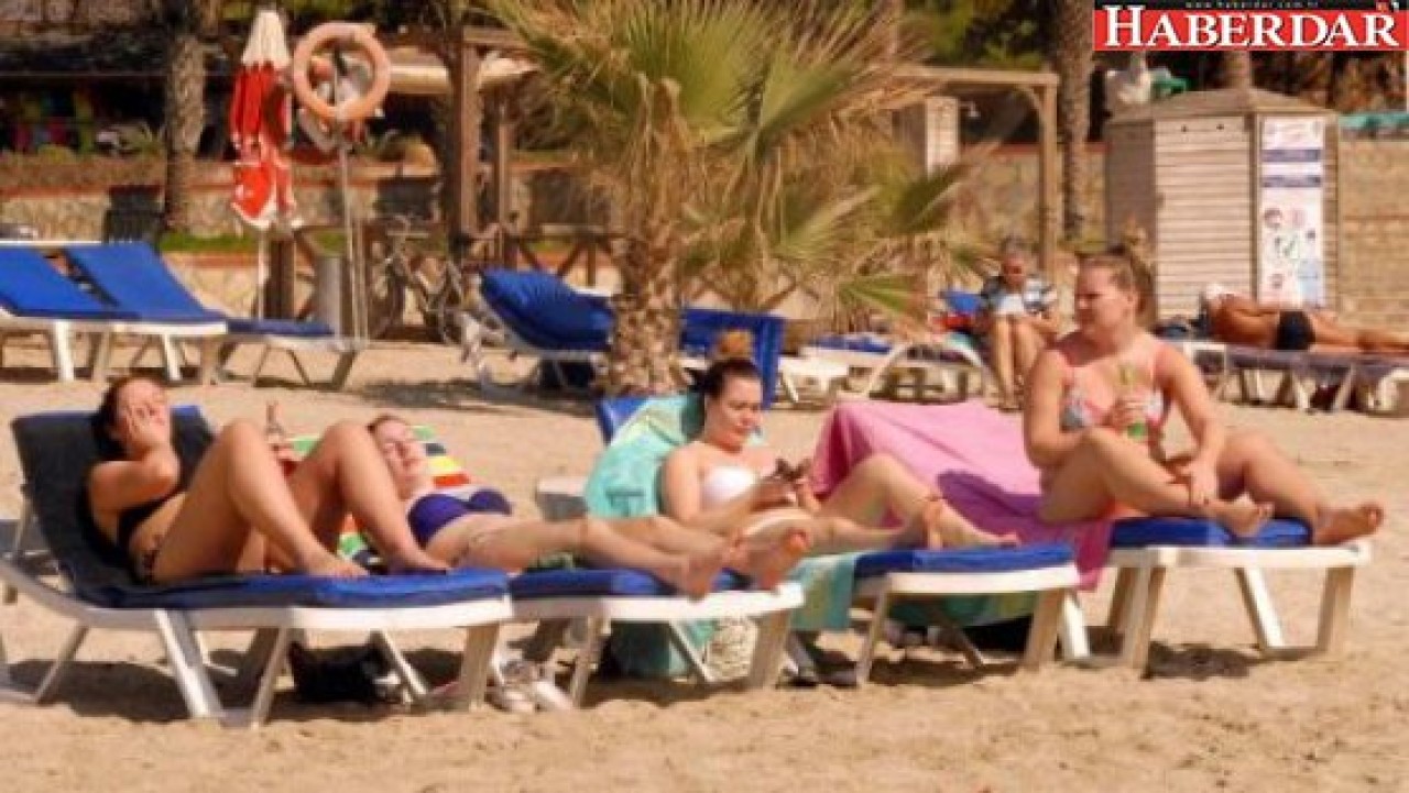 Alanyada tatilcilerin deniz keyfi