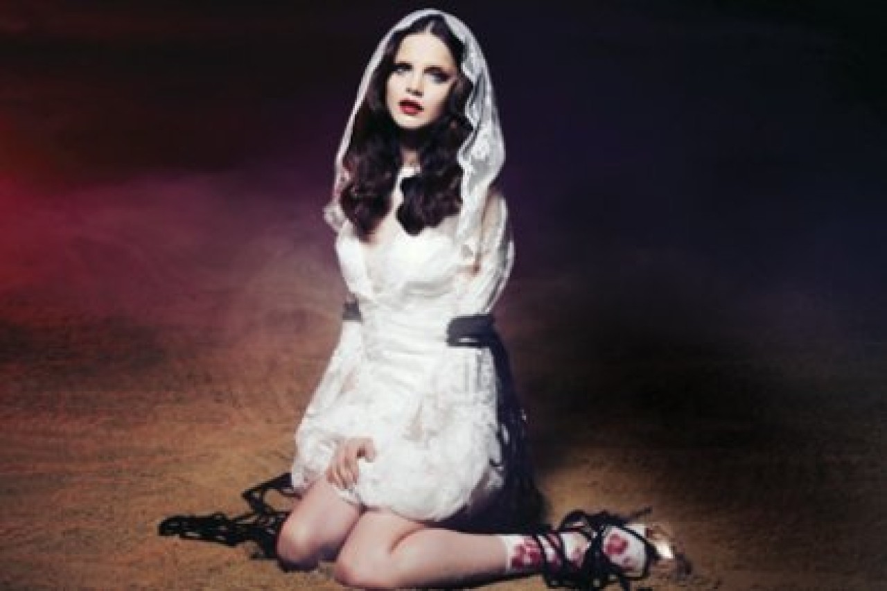 Podyumda 'Tuğçe'yi taşlamak'