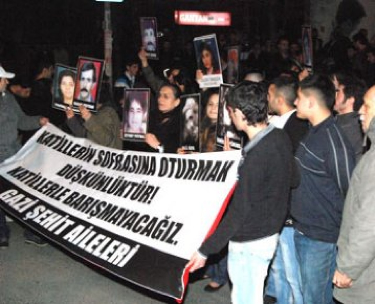 Cemevi önünde gerginlik yaşandı