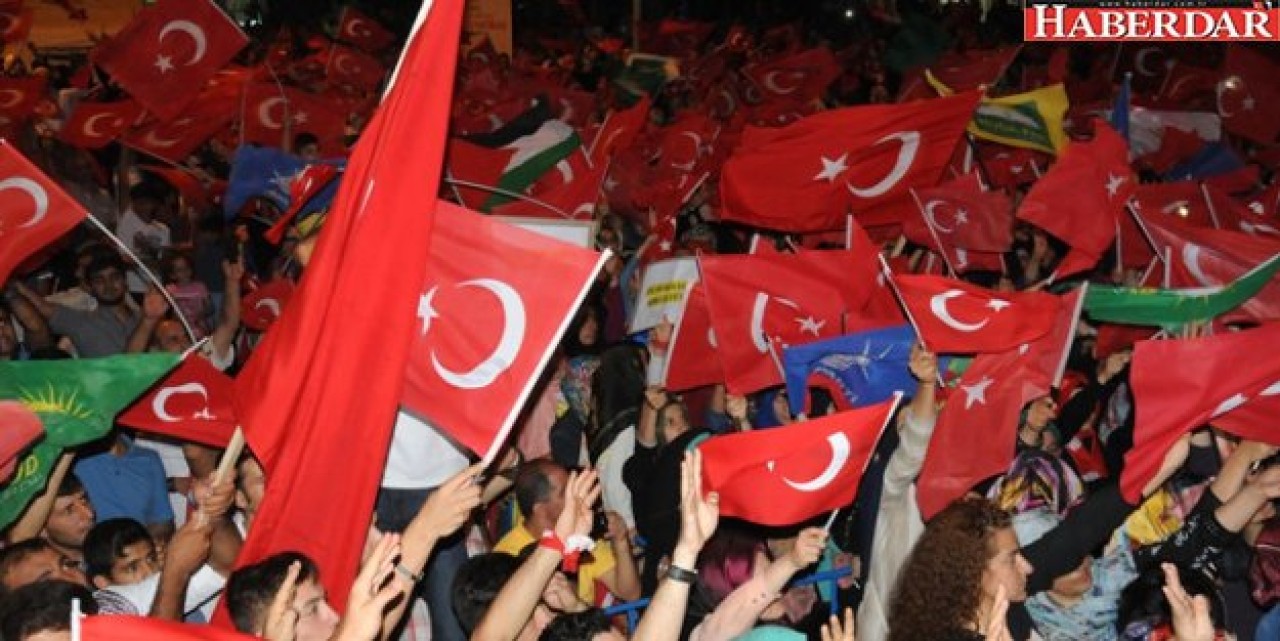 Batman Kürtçe &quot;Ölürüm Türkiyem&quot; Şarkısıyla İnledi