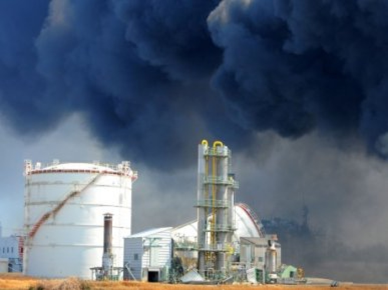 Helikopterlerle havadan su atılıyor