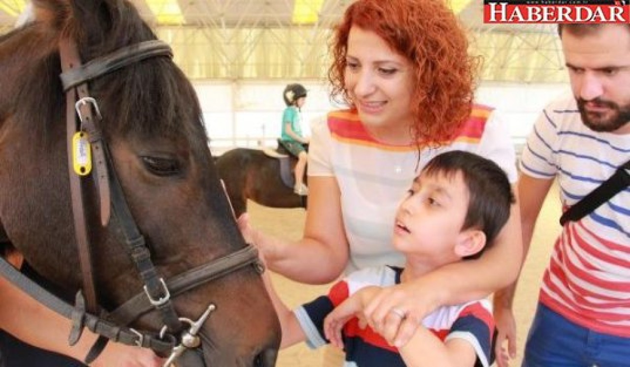 Beylikdüzünde engelli çocuklara atla terapi