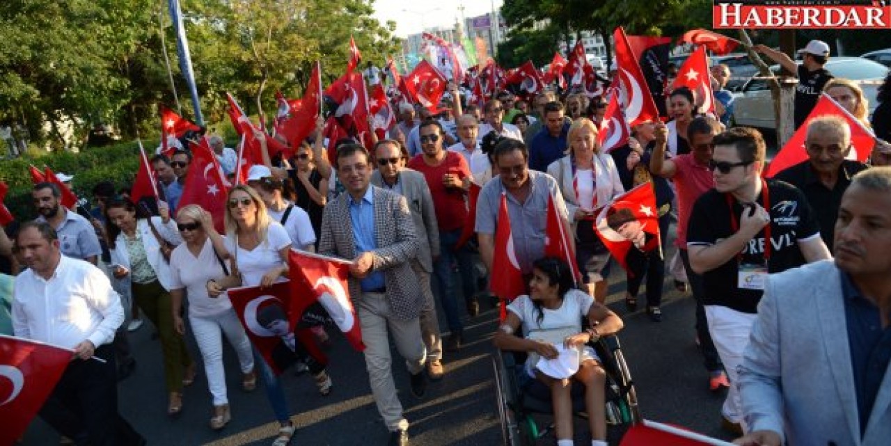 Unutulmaz kortej fotoğrafı için deklanşöre bas