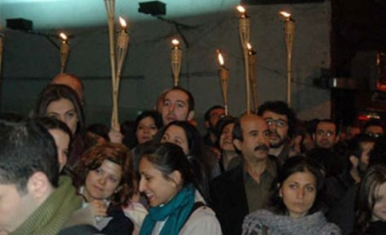 Gazetecilerden Şener ve Şık'a destek eylemi