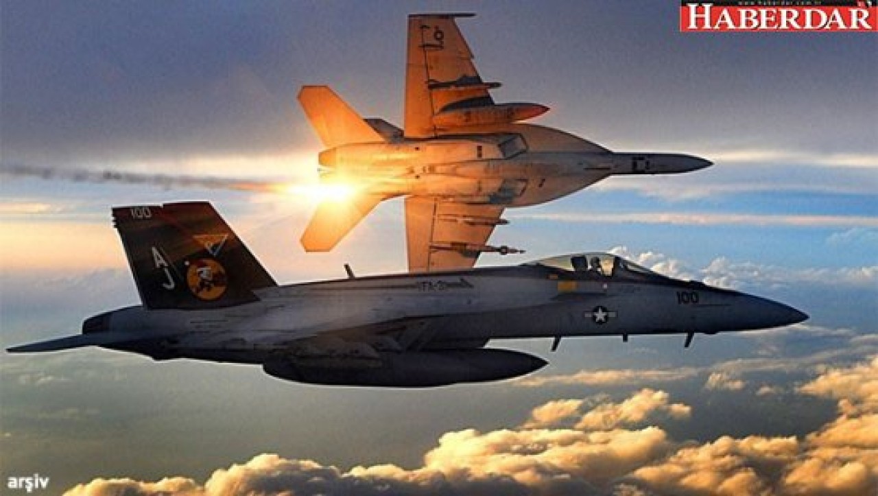 İki savaş uçağı havada çarpıştı!