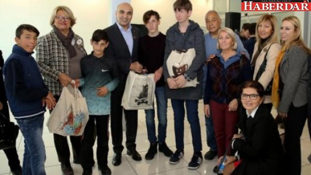 Kerimoğlu sokak çocuklarını sevindirdi