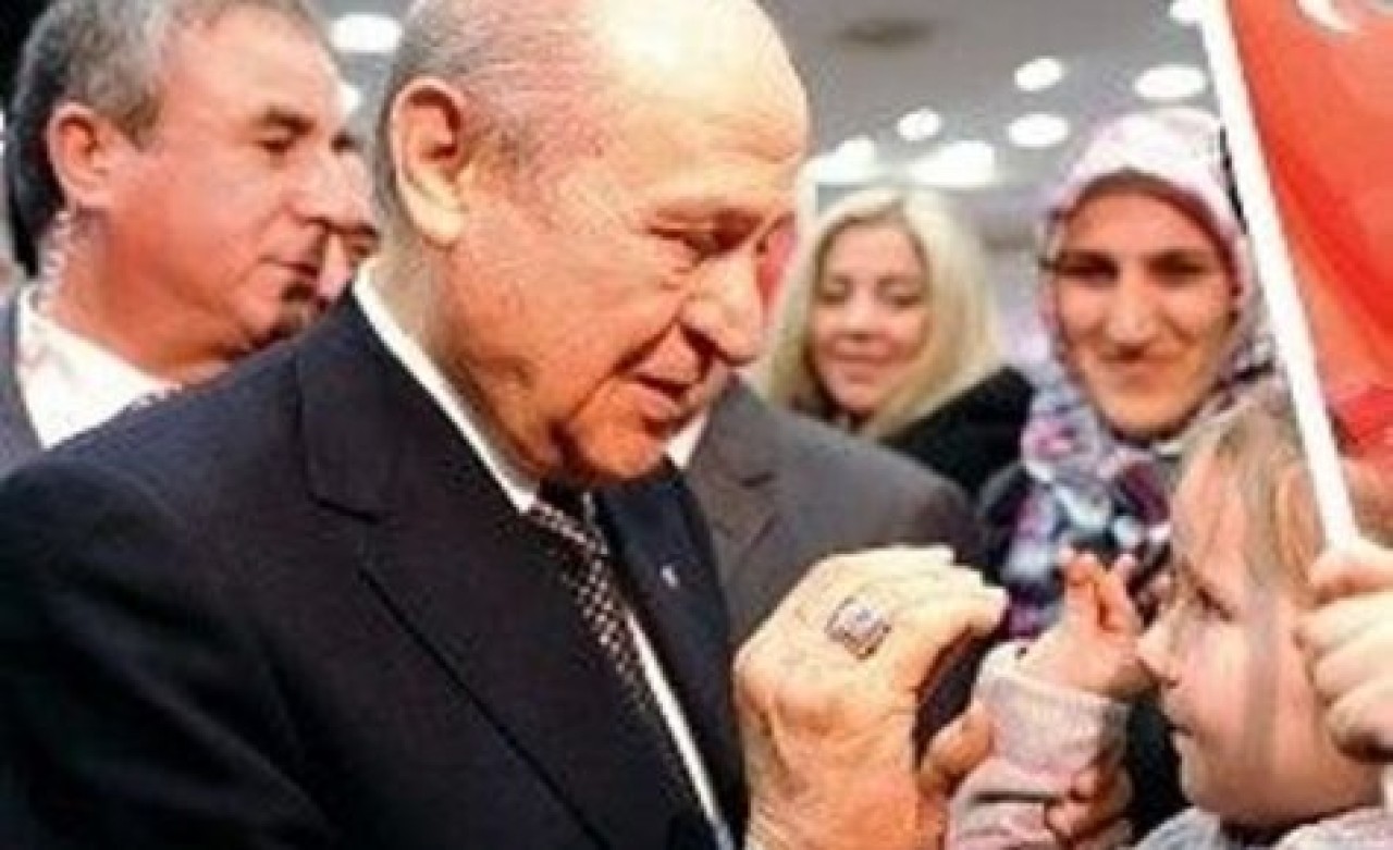 Tişörtün önünde AB, arkasında ABD yazıyor