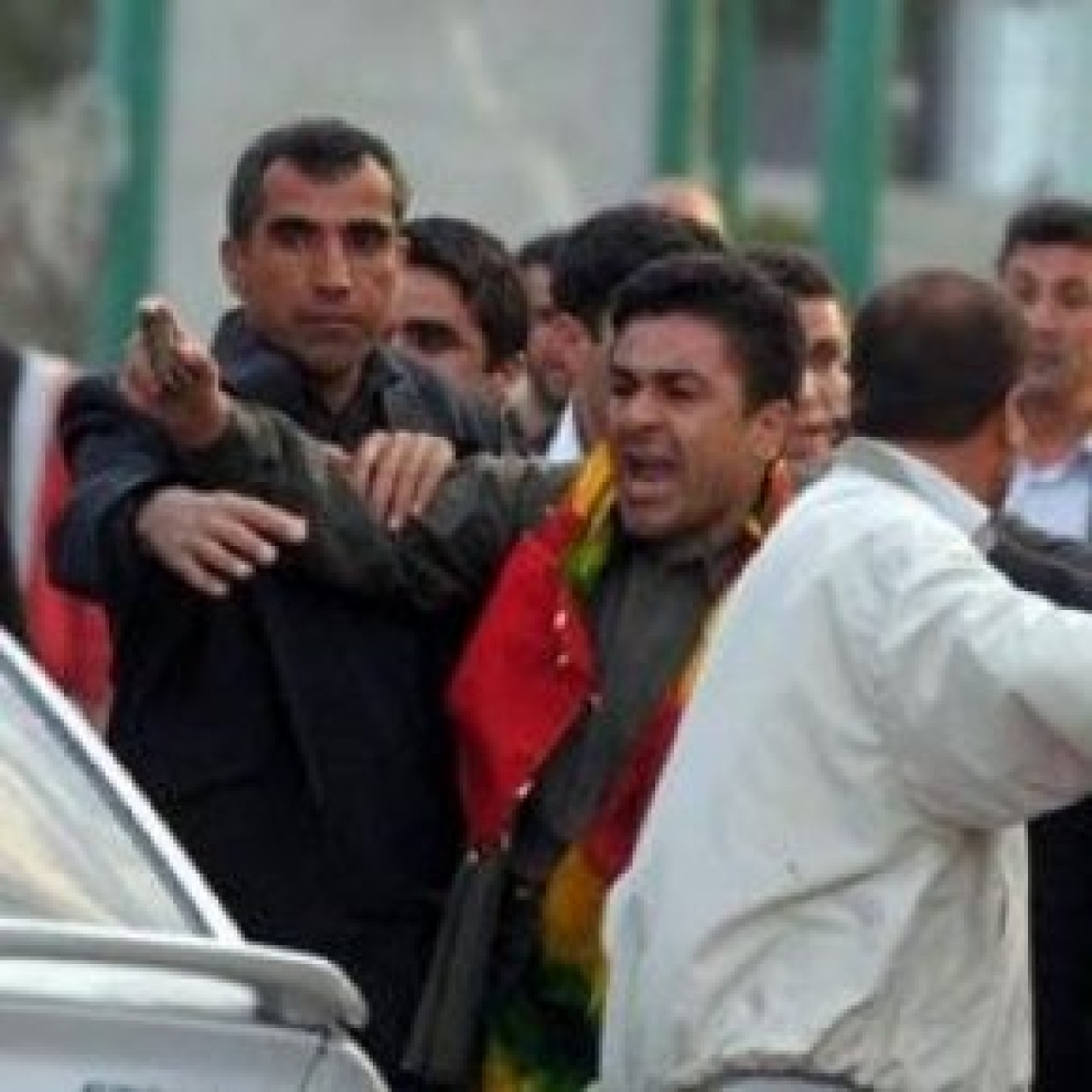 BDP'li vekil elinde taşla görüntülendi