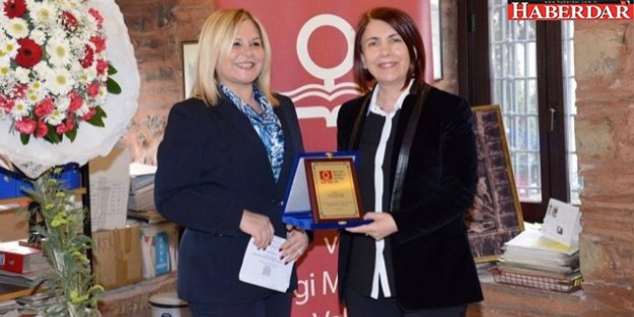 Handan Topraka teşekkür plaketi