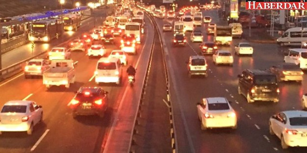 İstanbul Trafiğinde Okul Servisi Yoğunluğu Yaşanıyor