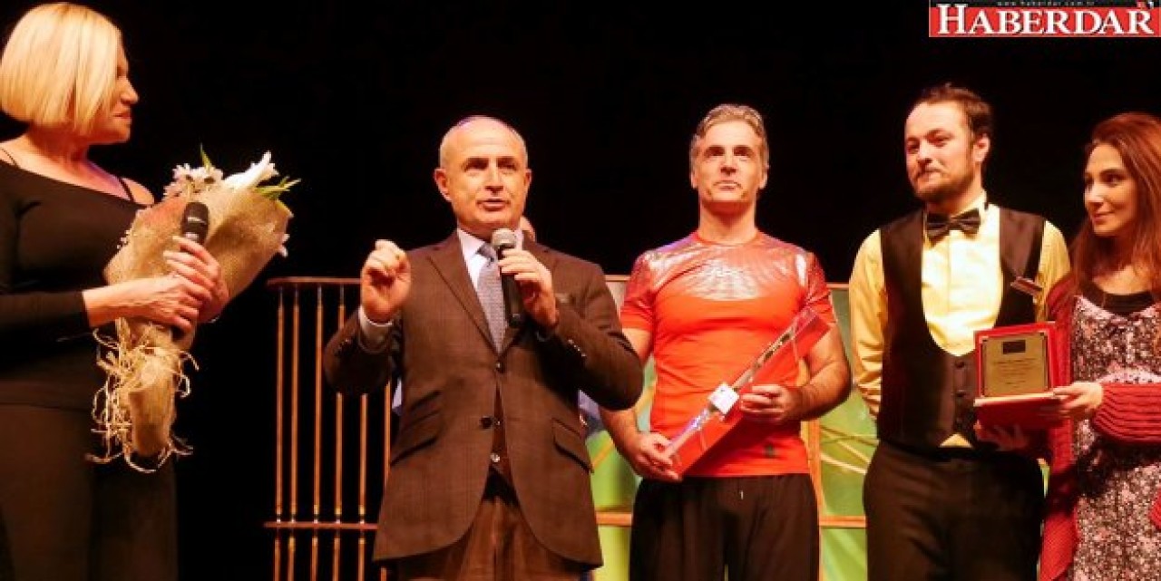 Büyükçekmecede tiyatro oyunları kapalı gişe oynuyor