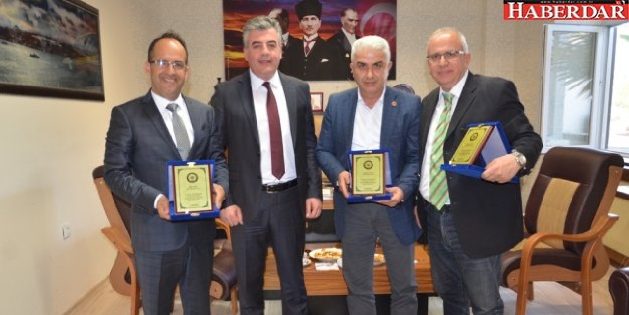 Emniyet Müdürü Çelik’ten Başkan Yardımcılarına plaket