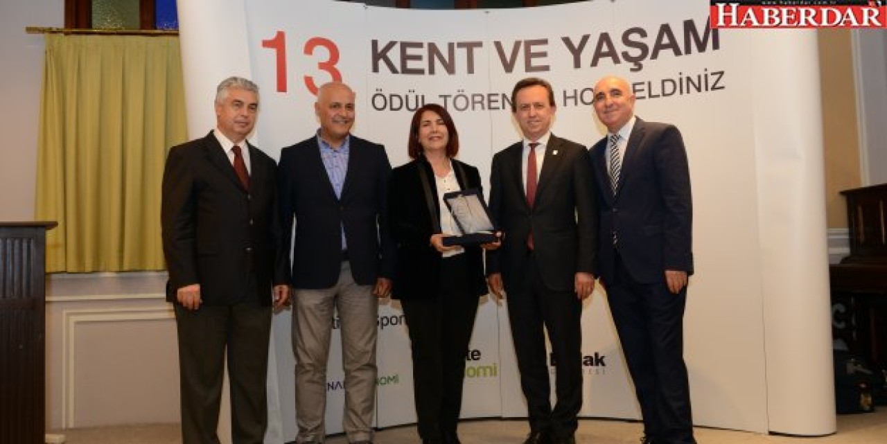 KENTSEL DÖNÜŞÜM ÖDÜLÜ BAŞKAN TOPRAK’A