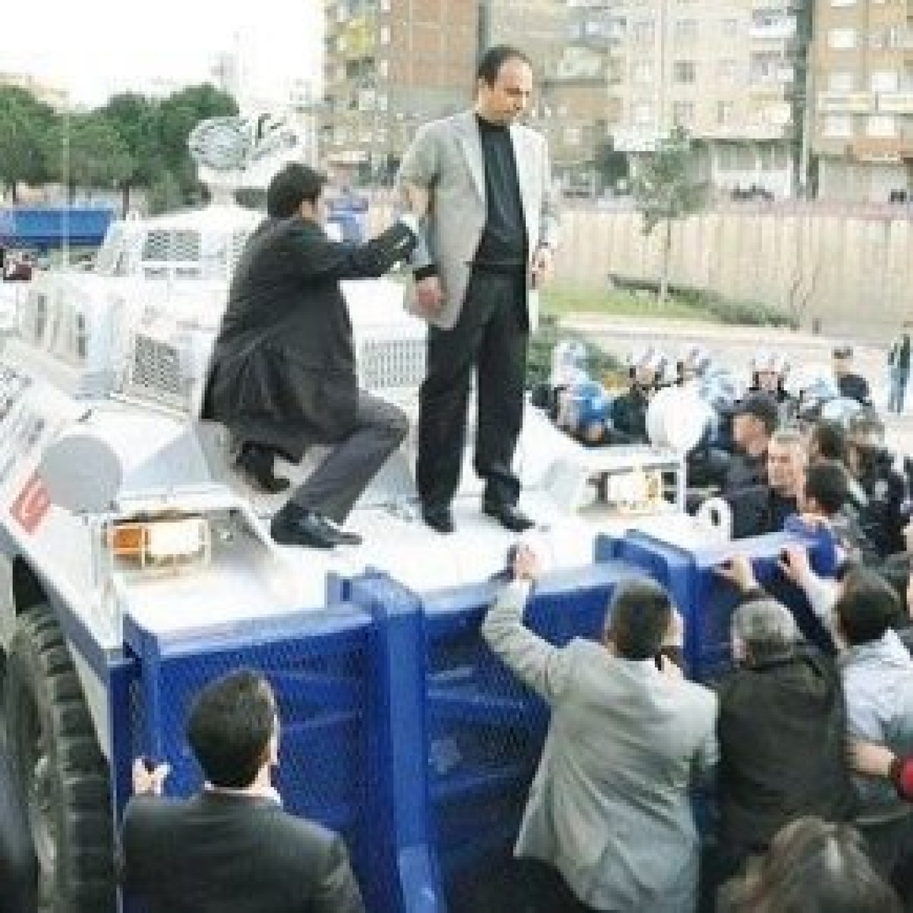 Merkez! Baydemir panzerimizin üzerinde