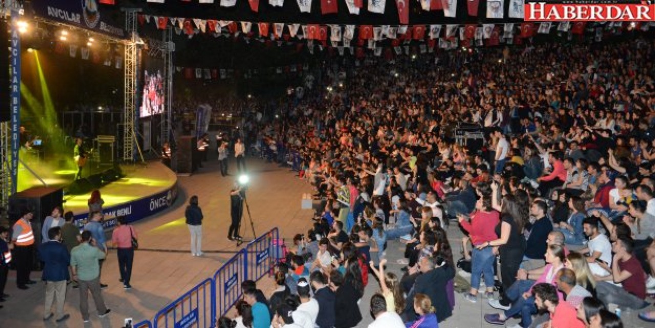 AVCILAR’DA YILDIZ YAĞMURUNA YAĞMURLA ARA VERİLDİ