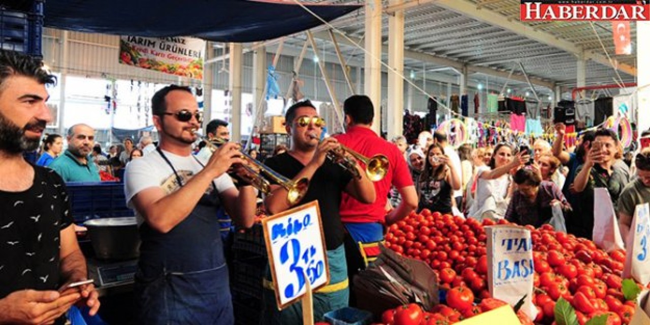 Pazarda saklandıkları tezgahlardan çıkıp klasik müzik yaptılar